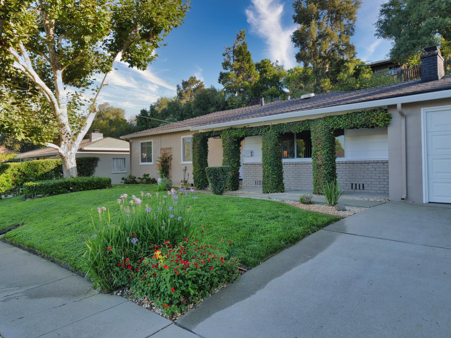 2040 Esperanza Drive
