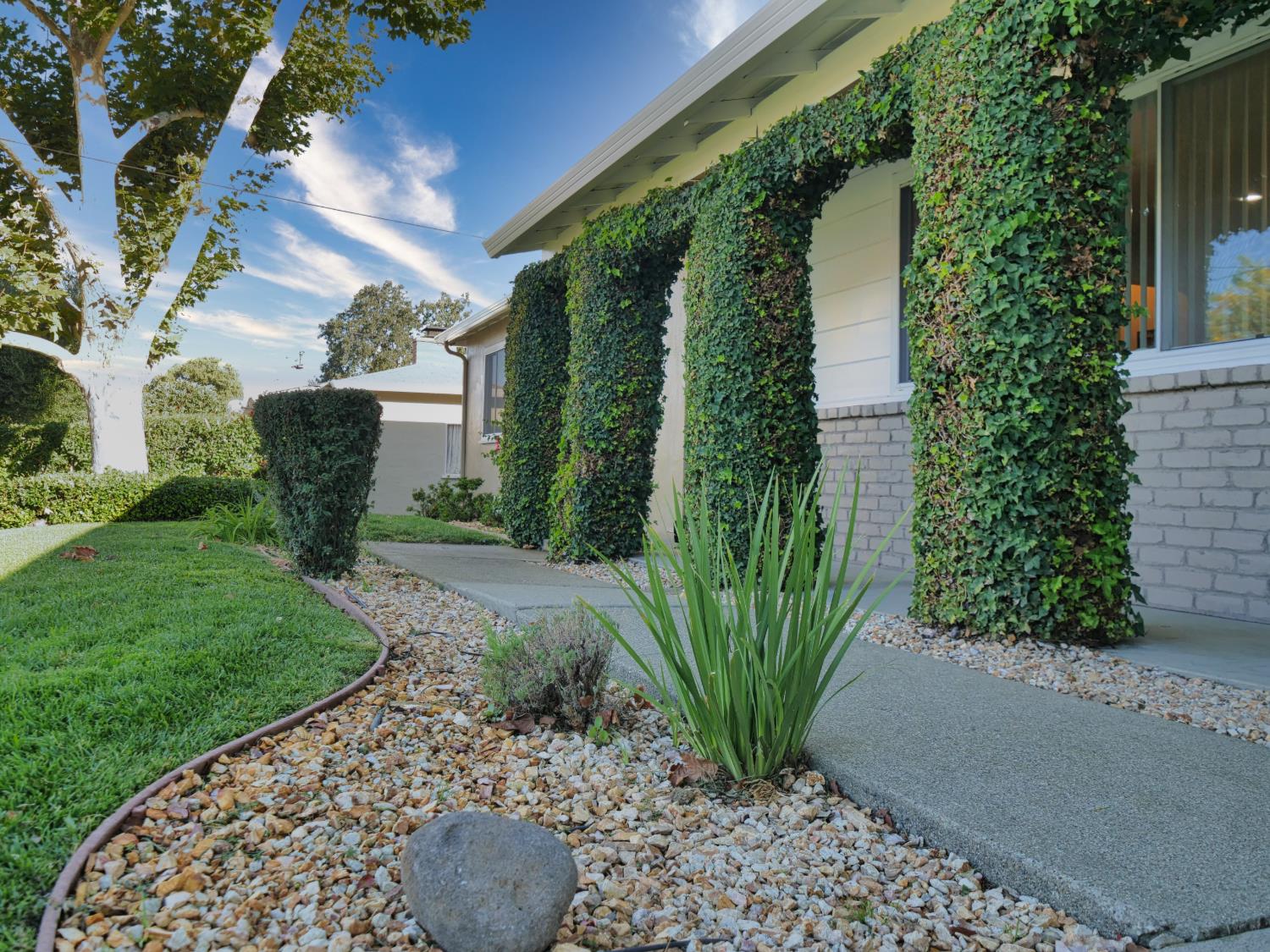 2040 Esperanza Drive