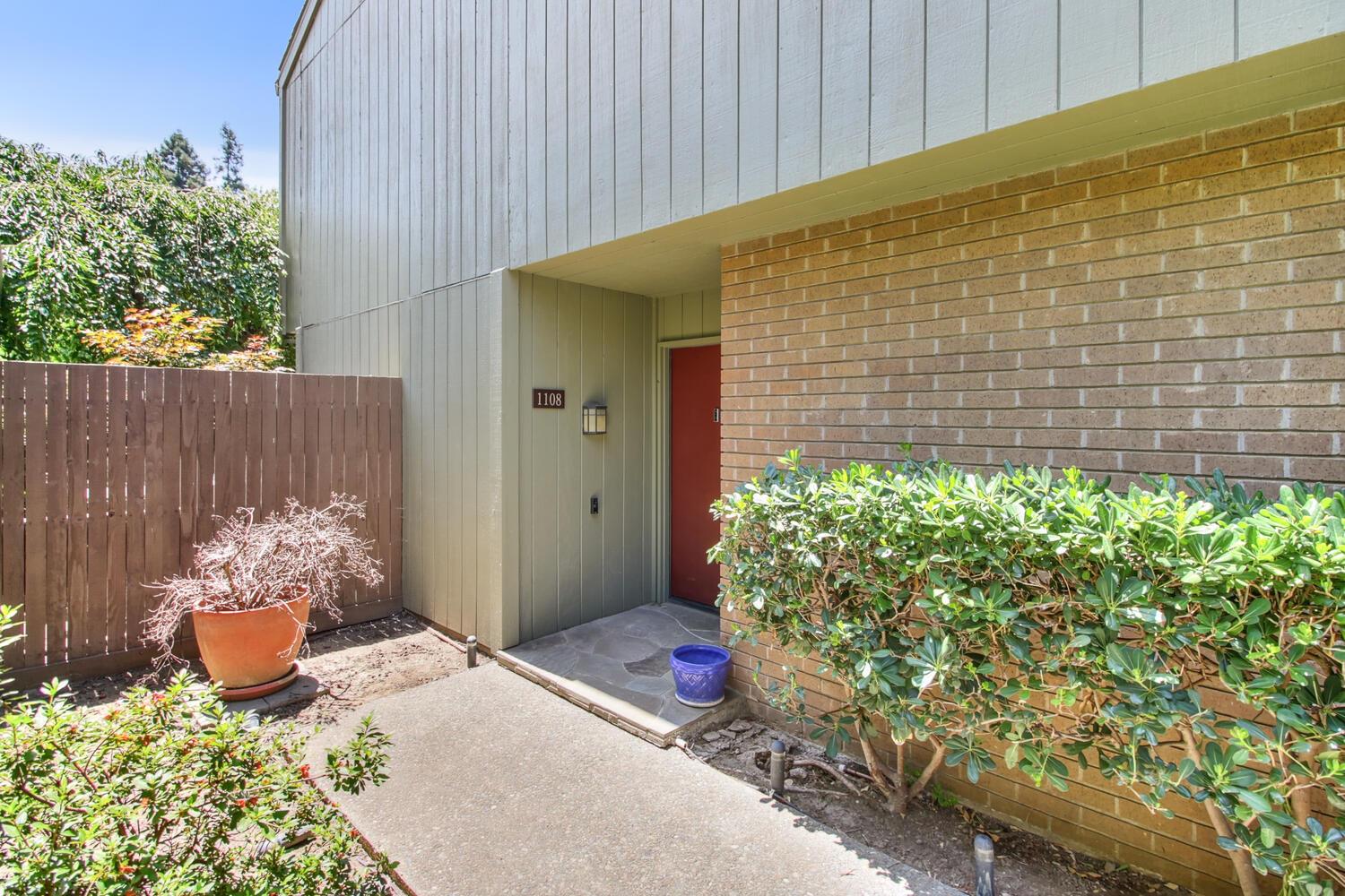 1108 Dunbarton Circle