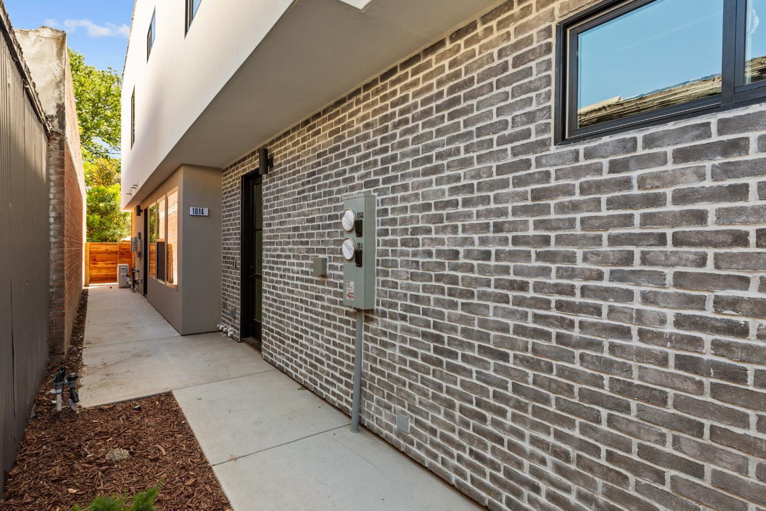 1014 Uptown Alley