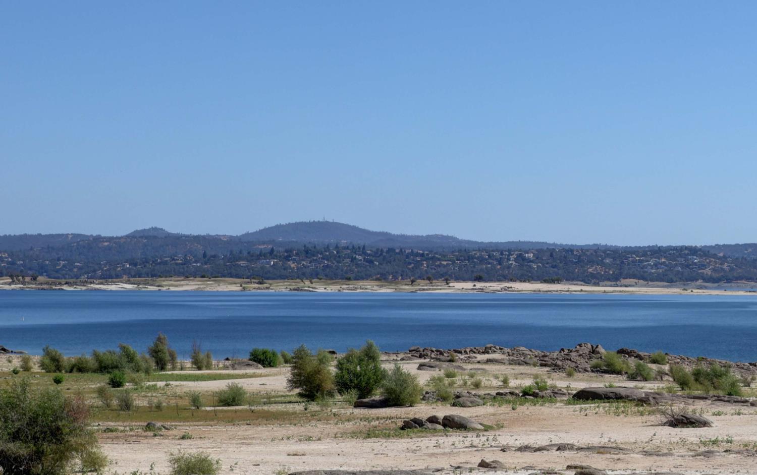 7582 Lakeshore Drive