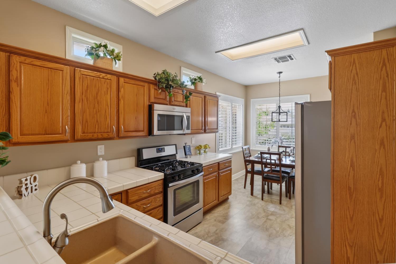 1561 1561 Hackberry Lane