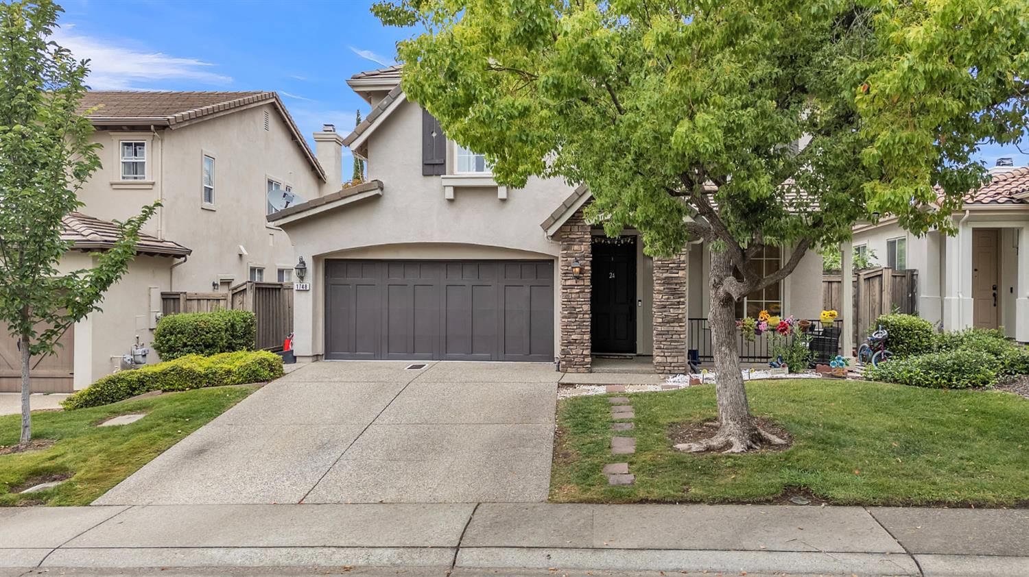1748 Dunkeld Lane