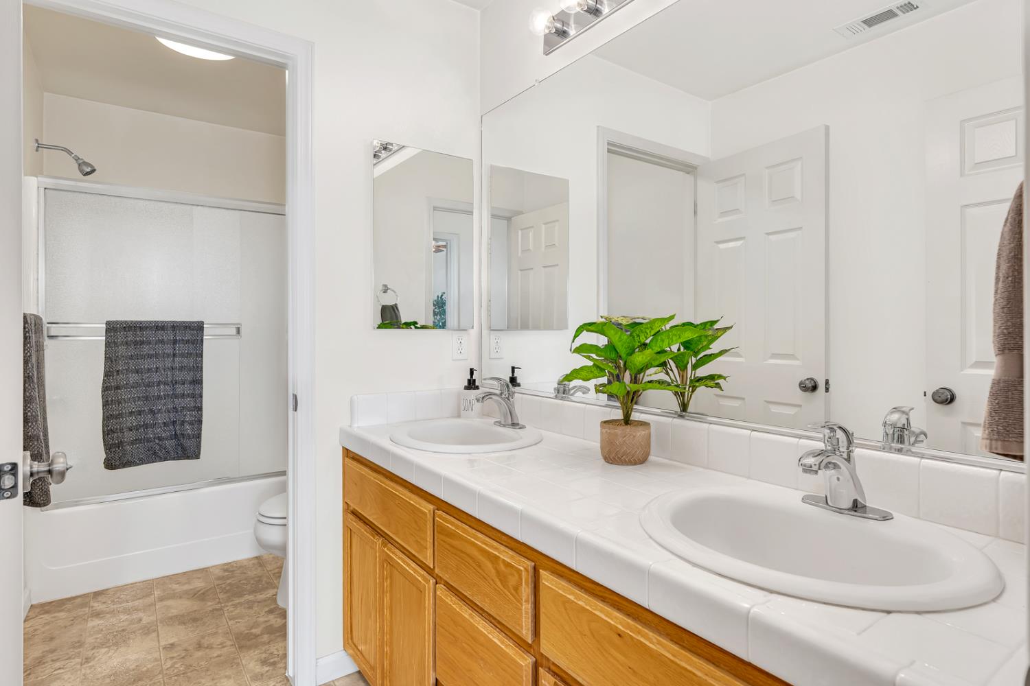 Los Banos, California 93635, United States, 4 Bedrooms Bedrooms, ,2 BathroomsBathrooms,Residential,Active,197923