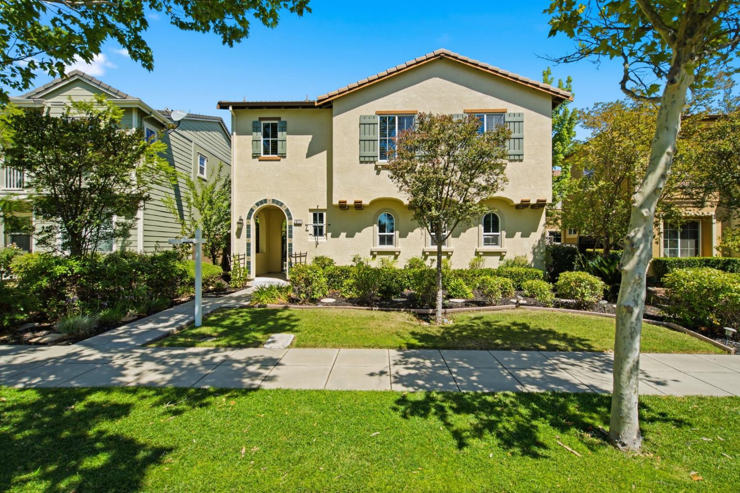 617 W Esplanade Drive