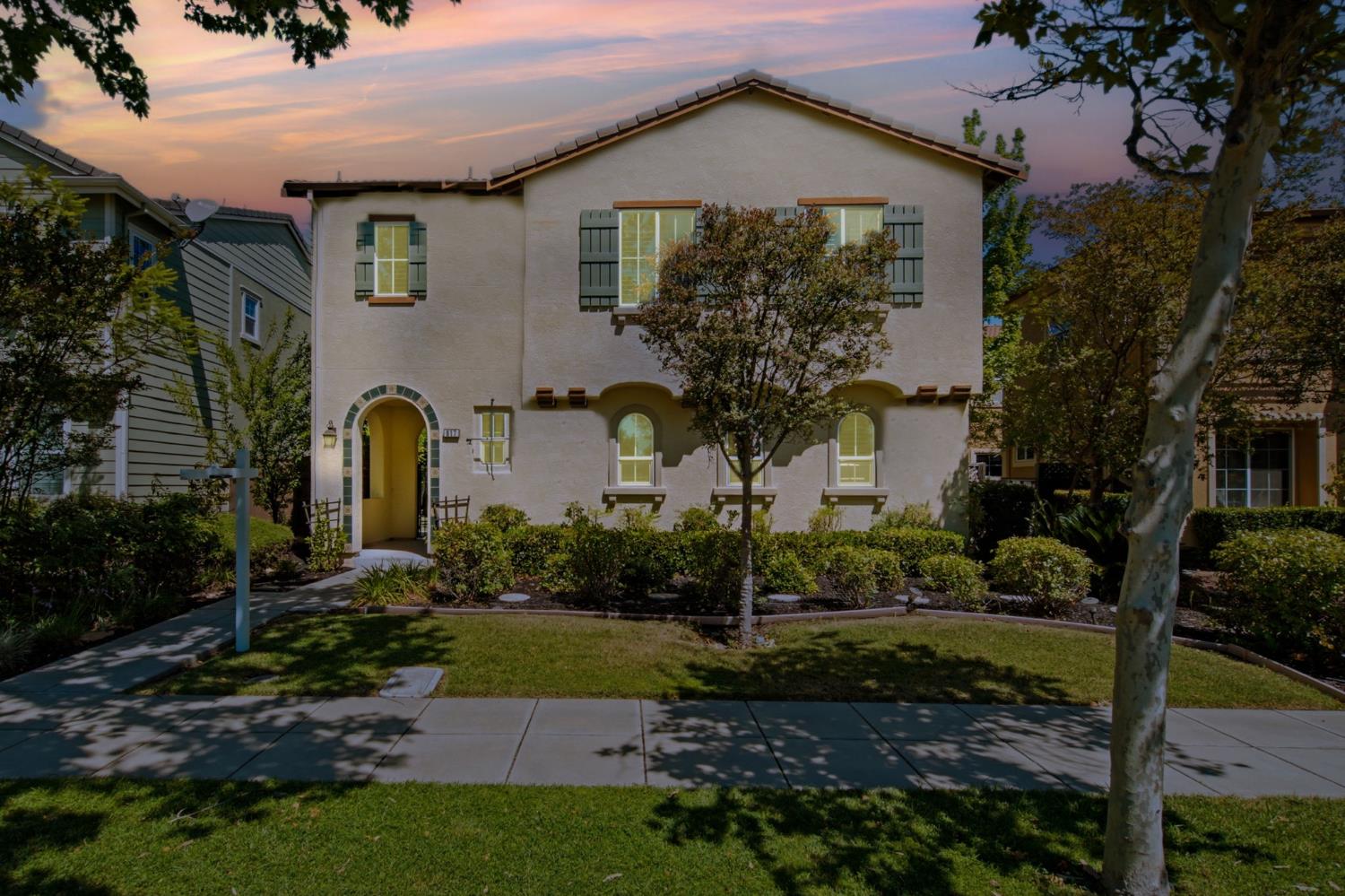 617 W Esplanade Drive