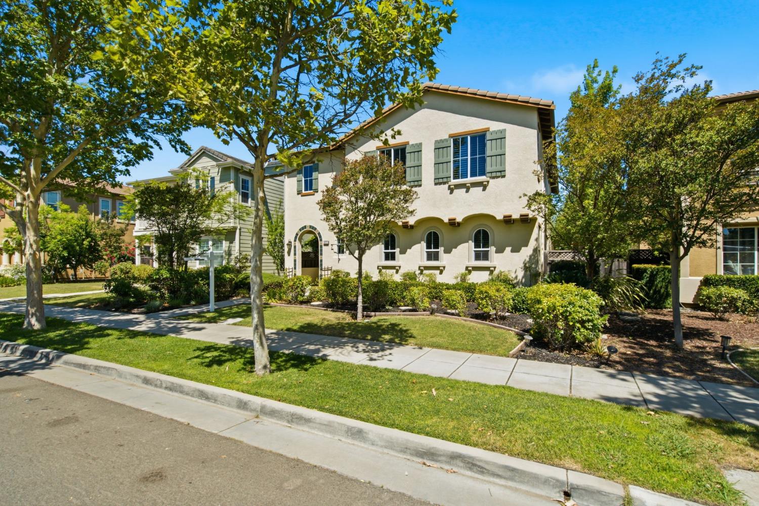 617 W Esplanade Drive