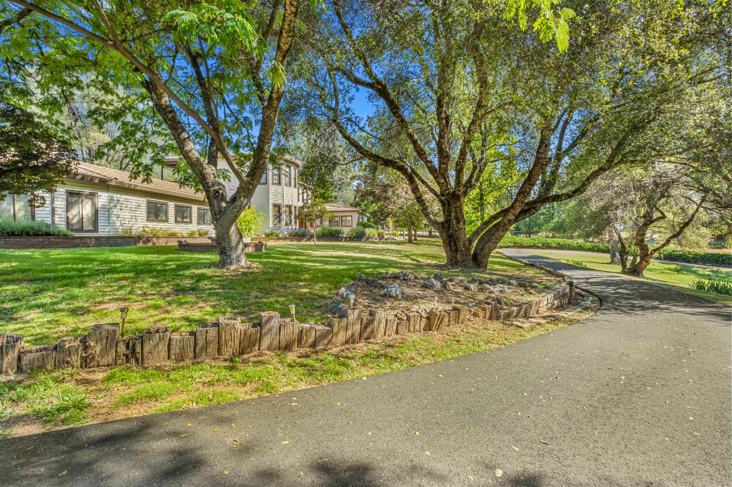 5411 Oak Leaf Circle