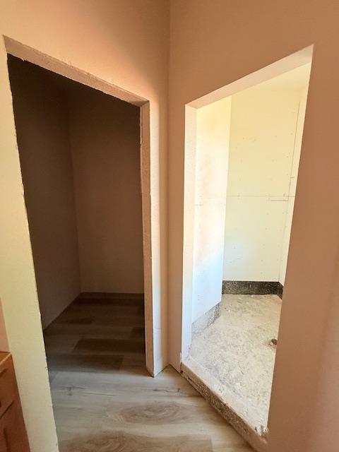 Sacramento, California 95820, United States, 5 Bedrooms Bedrooms, ,5 BathroomsBathrooms,Residential,Active,144171