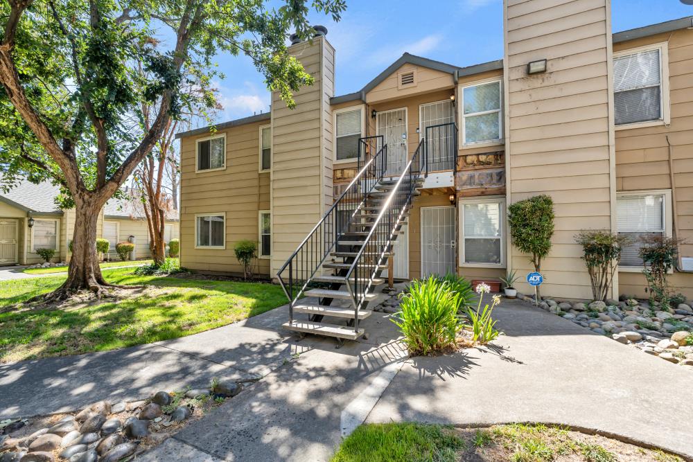 8208 Center Parkway 13