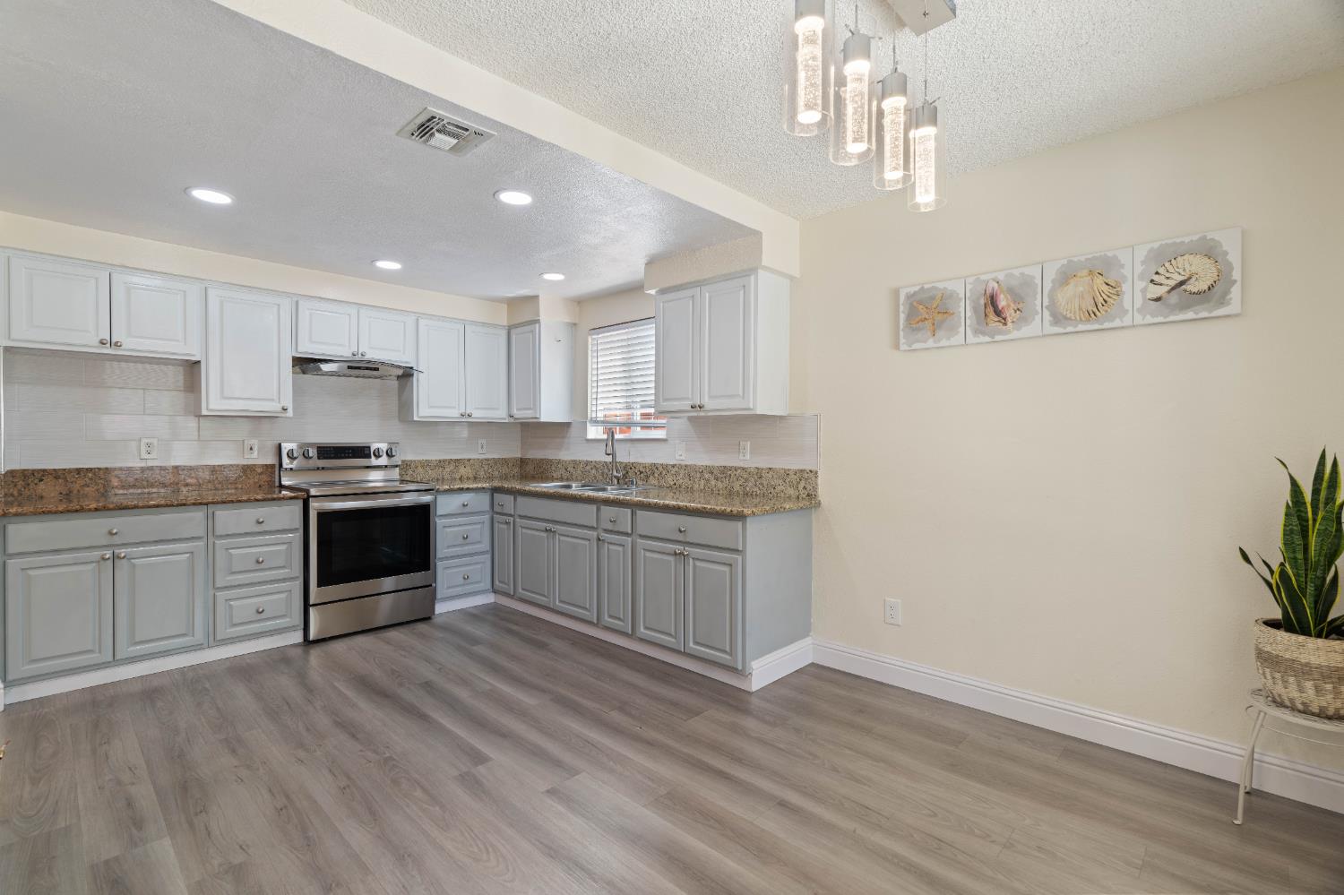 Sacramento, California 95828, United States, 3 Bedrooms Bedrooms, ,2 BathroomsBathrooms,Residential,Active,152038