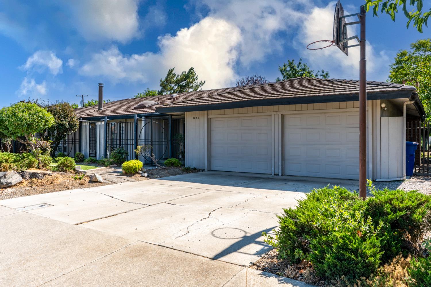 1838 Hillview Drive