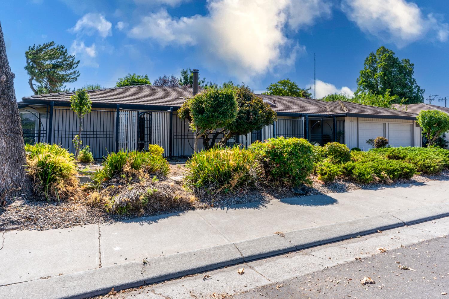 1838 Hillview Drive
