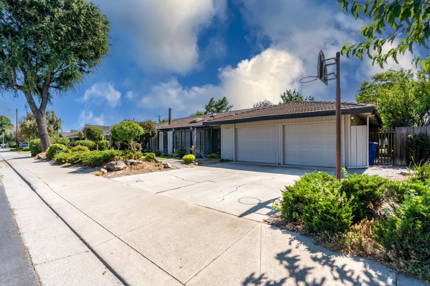 1838 Hillview Drive