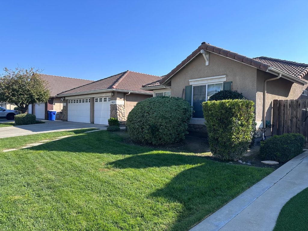 Photo of 1947 Hampton Dr, Hanford, CA 93230 (MLS # 225140186)