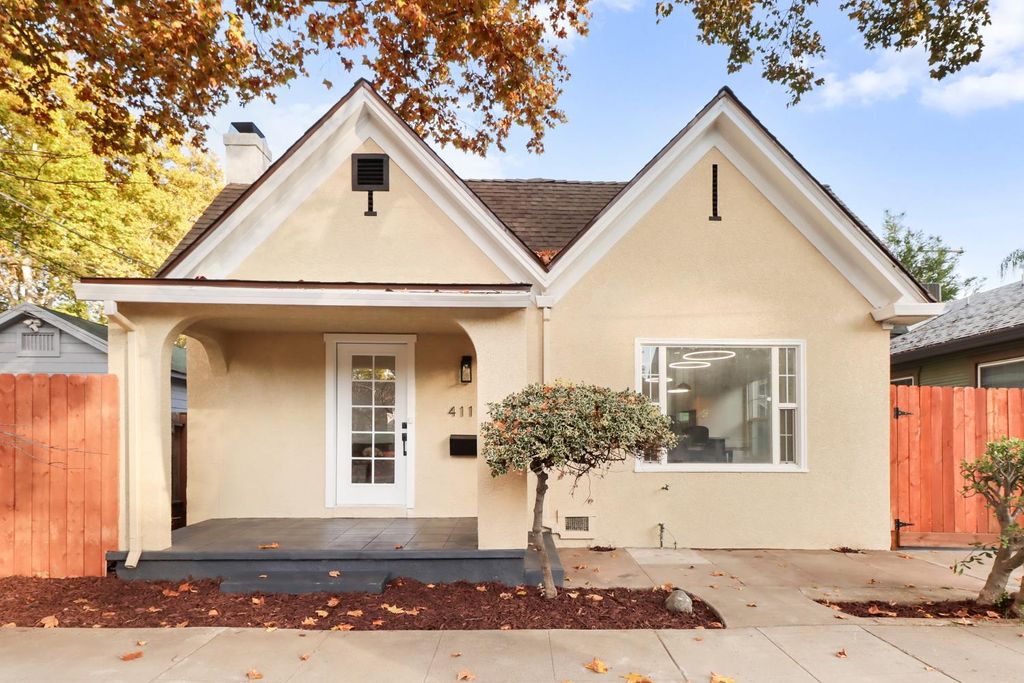 Photo of 411 Alhambra Boulevard, Sacramento, CA 95816 (MLS # 226007059)