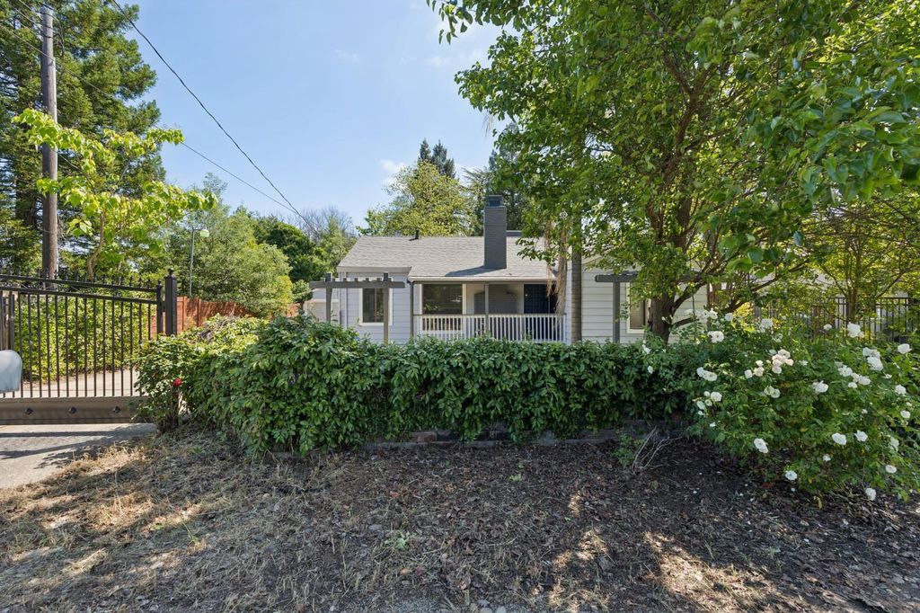 Photo of 2312 Garfield Avenue, Carmichael, CA 95608 (MLS # 226043844)