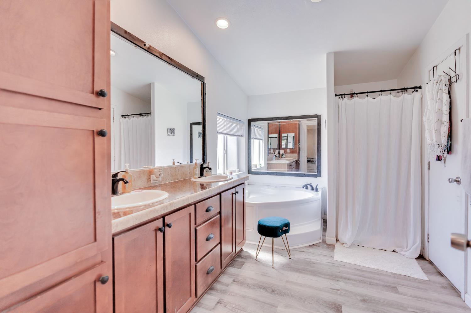 Chowchilla, California 93610, United States, 4 Bedrooms Bedrooms, ,2 BathroomsBathrooms,Residential,Active,187670