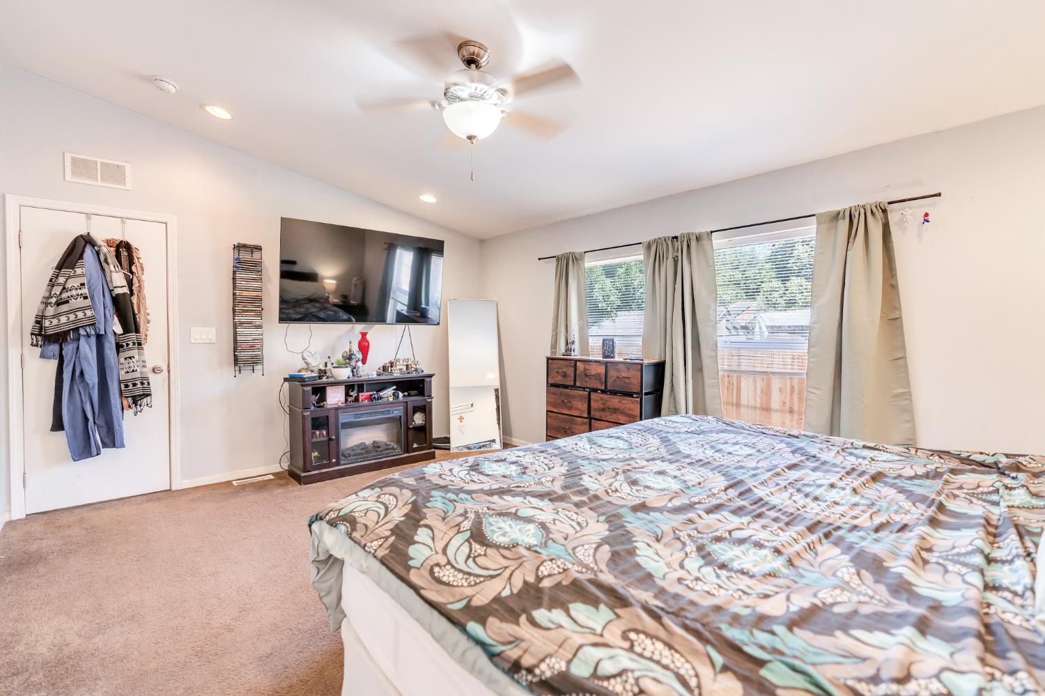 Chowchilla, California 93610, United States, 4 Bedrooms Bedrooms, ,2 BathroomsBathrooms,Residential,Active,187670