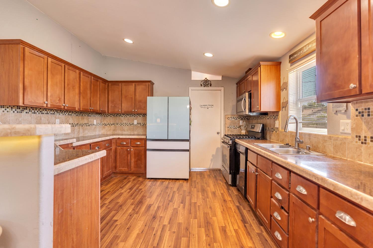 Chowchilla, California 93610, United States, 4 Bedrooms Bedrooms, ,2 BathroomsBathrooms,Residential,Active,187670