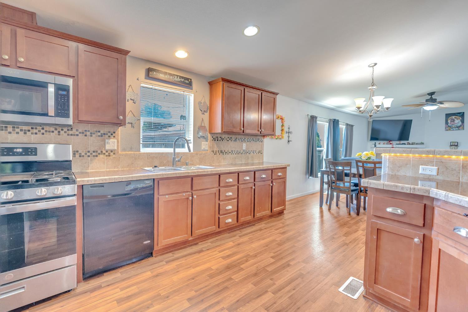 Chowchilla, California 93610, United States, 4 Bedrooms Bedrooms, ,2 BathroomsBathrooms,Residential,Active,187670