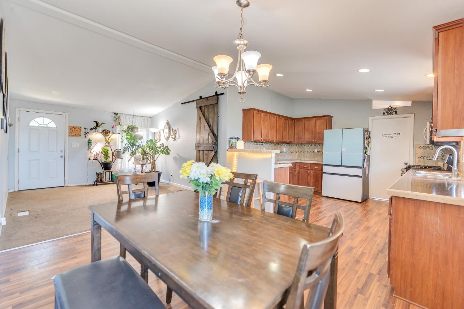 Chowchilla, California 93610, United States, 4 Bedrooms Bedrooms, ,2 BathroomsBathrooms,Residential,Active,187670