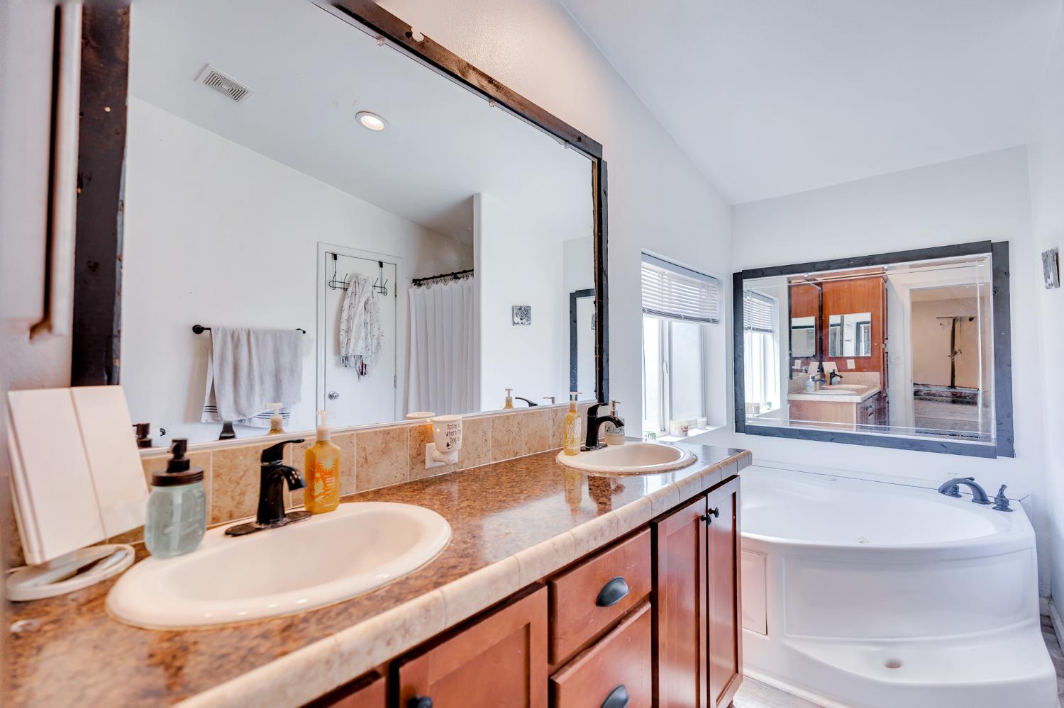 Chowchilla, California 93610, United States, 4 Bedrooms Bedrooms, ,2 BathroomsBathrooms,Residential,Active,187670