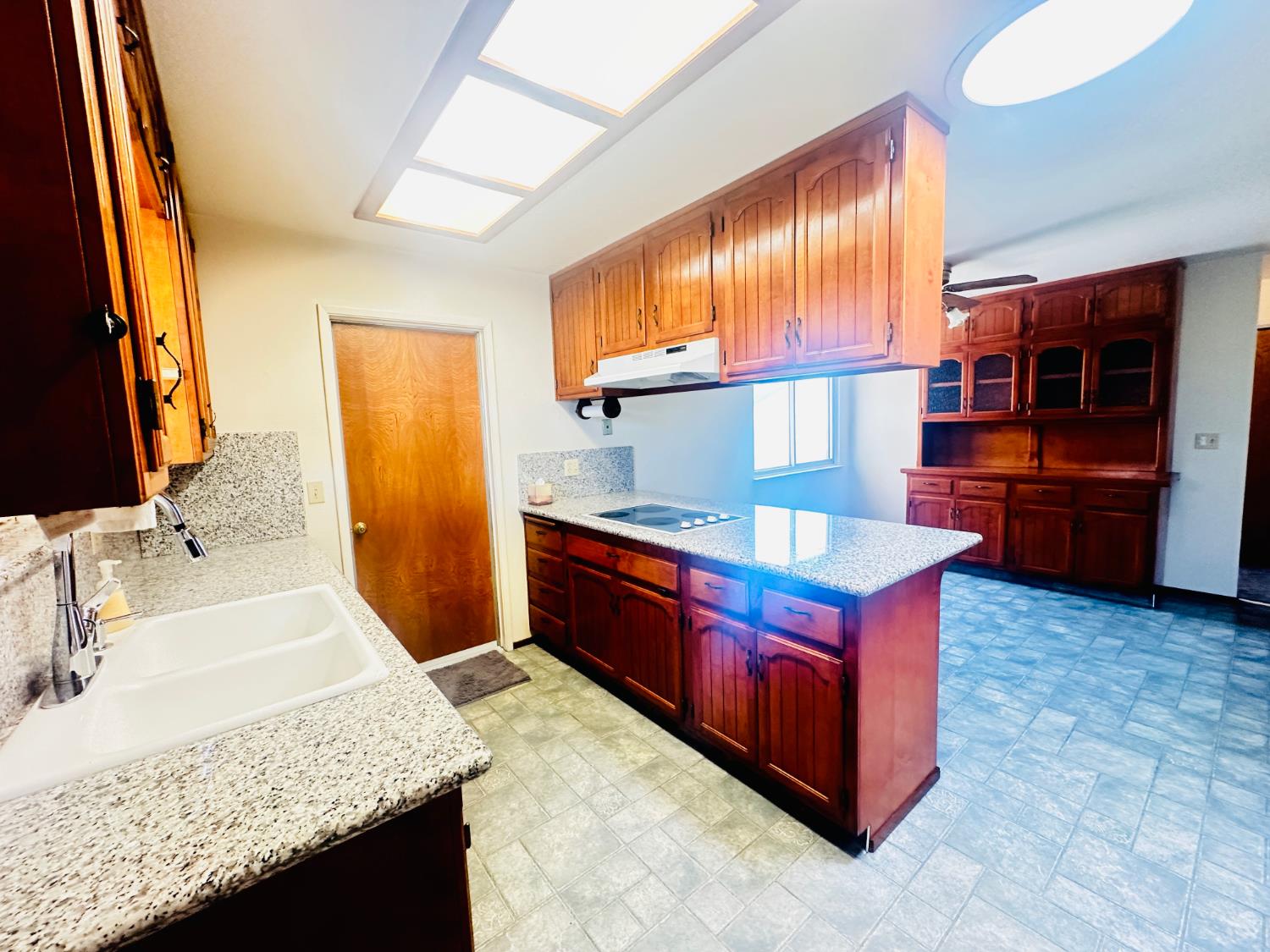 1633 Walnut