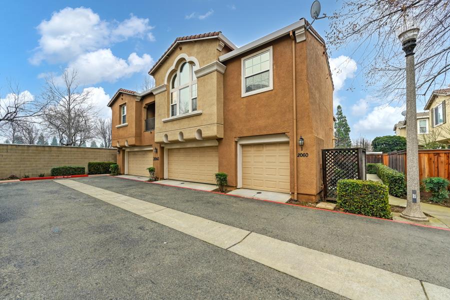 2060 Sierra View Circle 2