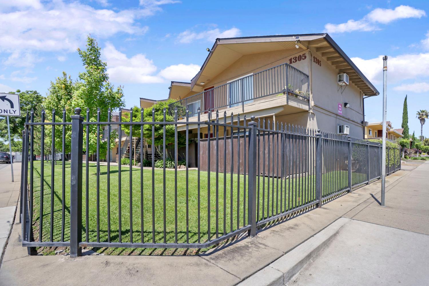 1305 W El Monte Street