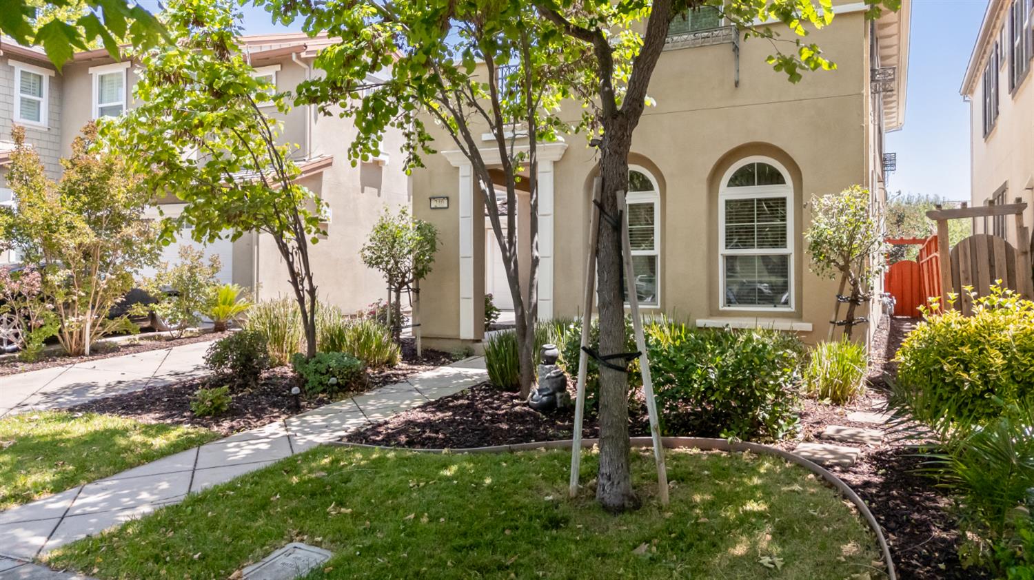 240 N Ventura Street