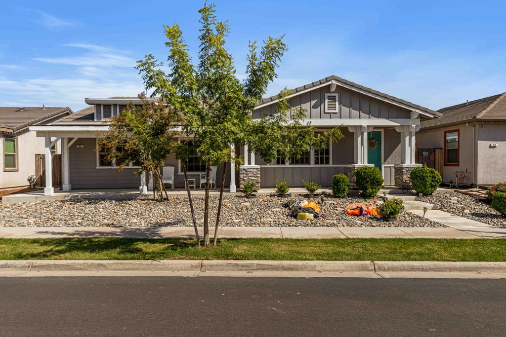 Photo of 563 Bascule Drive, Oakdale, CA 95361 (MLS # 225134681)