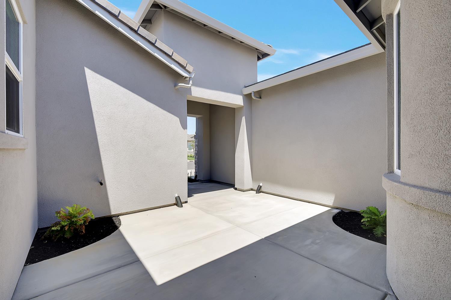 3330 John Freemont