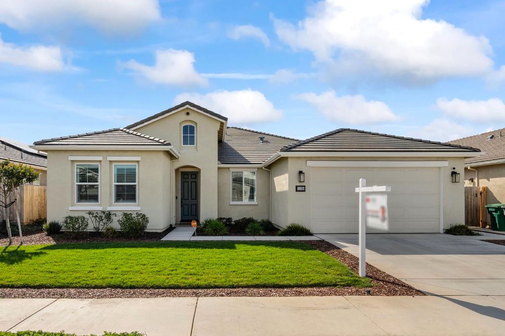 Photo of 1125 Pearl Drive, Los Banos, CA 93635 (MLS # 225121252)