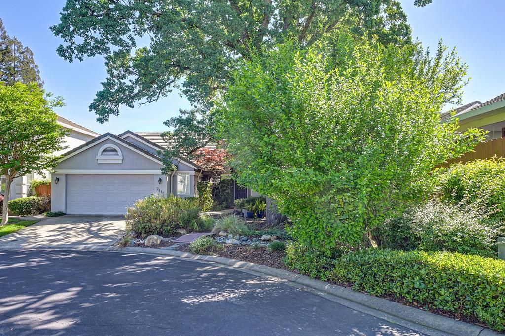 Photo of 2416 Konvalin Oaks Lane, Carmichael, CA 95608 (MLS # 226039817)