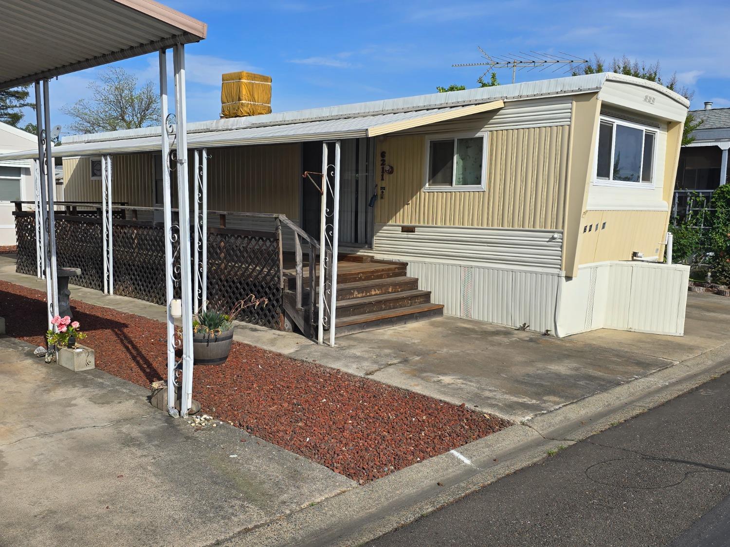 6211 Calgary Avenue 82