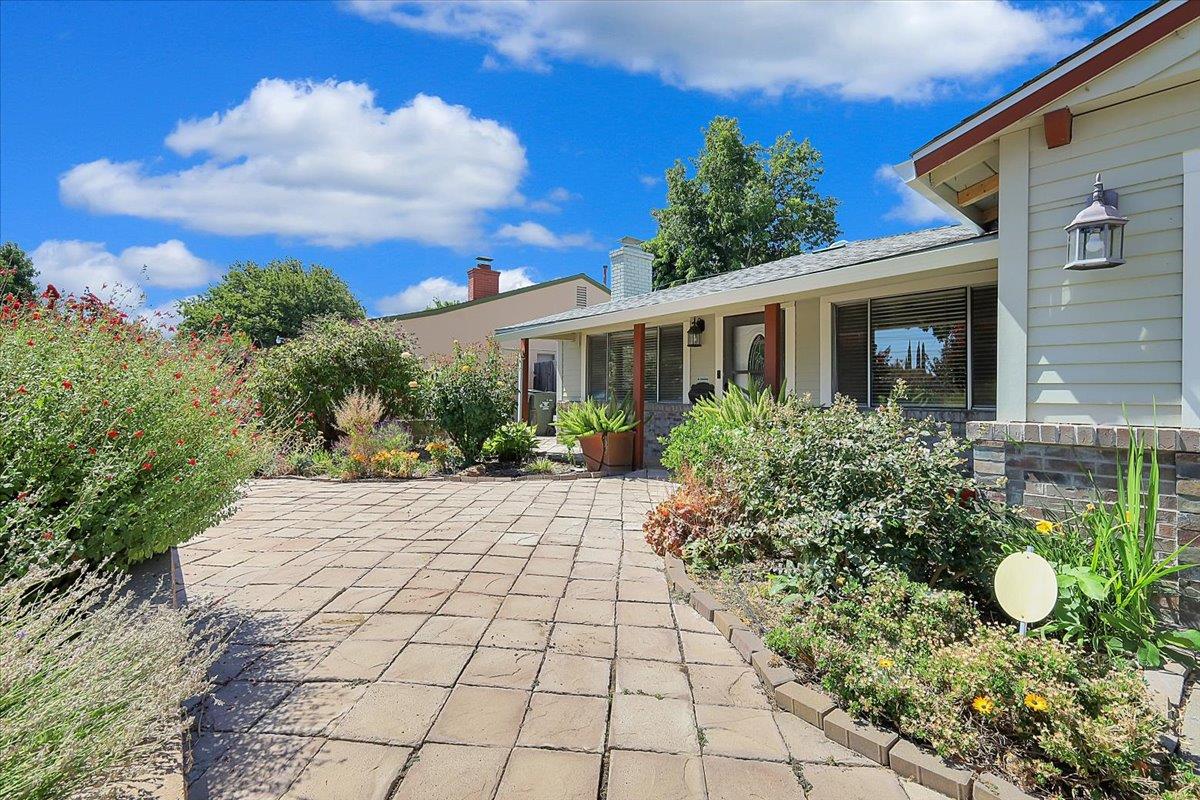 2500 Fernandez Drive