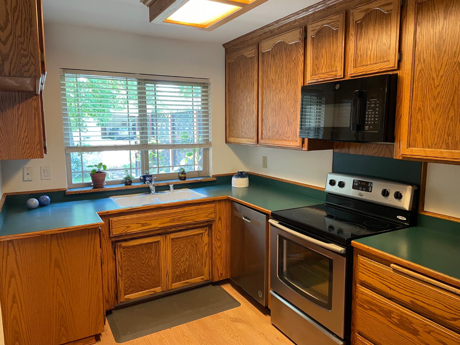 613 Hermosa Pl