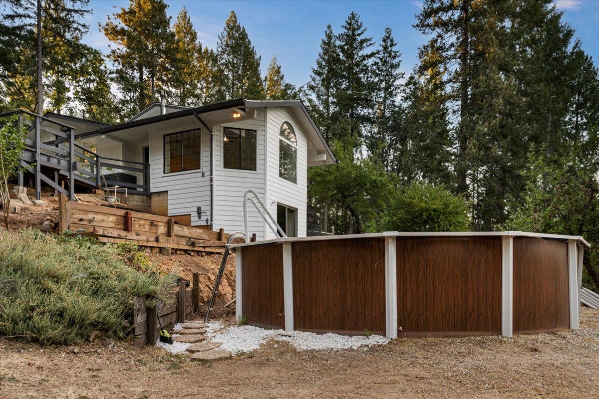 Grass Valley, California 95945, United States, 4 Bedrooms Bedrooms, ,3 BathroomsBathrooms,Residential,Active,196658