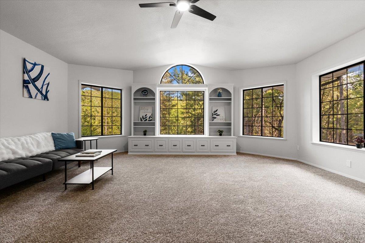 Grass Valley, California 95945, United States, 4 Bedrooms Bedrooms, ,3 BathroomsBathrooms,Residential,Active,196658