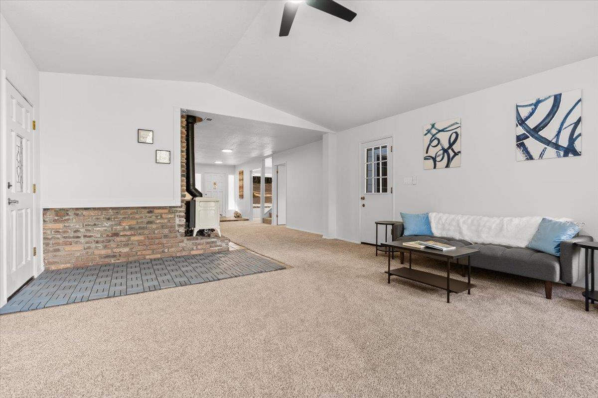 Grass Valley, California 95945, United States, 4 Bedrooms Bedrooms, ,3 BathroomsBathrooms,Residential,Active,196658