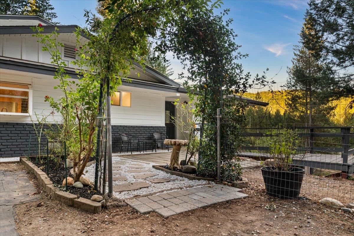 Grass Valley, California 95945, United States, 4 Bedrooms Bedrooms, ,3 BathroomsBathrooms,Residential,Active,196658