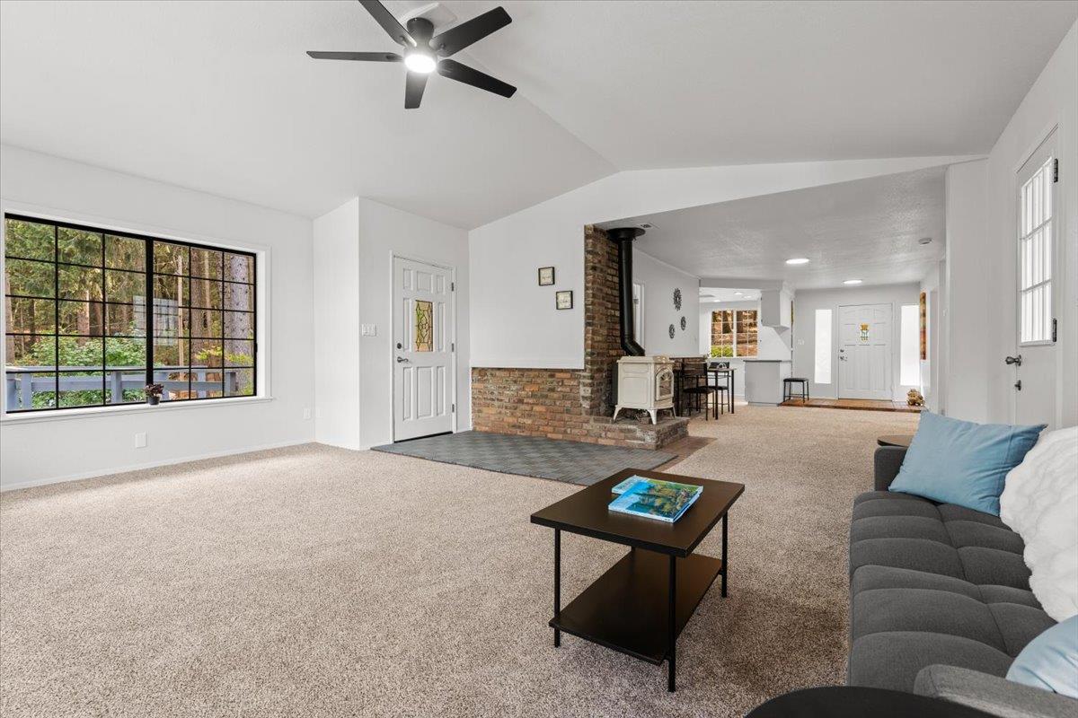 Grass Valley, California 95945, United States, 4 Bedrooms Bedrooms, ,3 BathroomsBathrooms,Residential,Active,196658