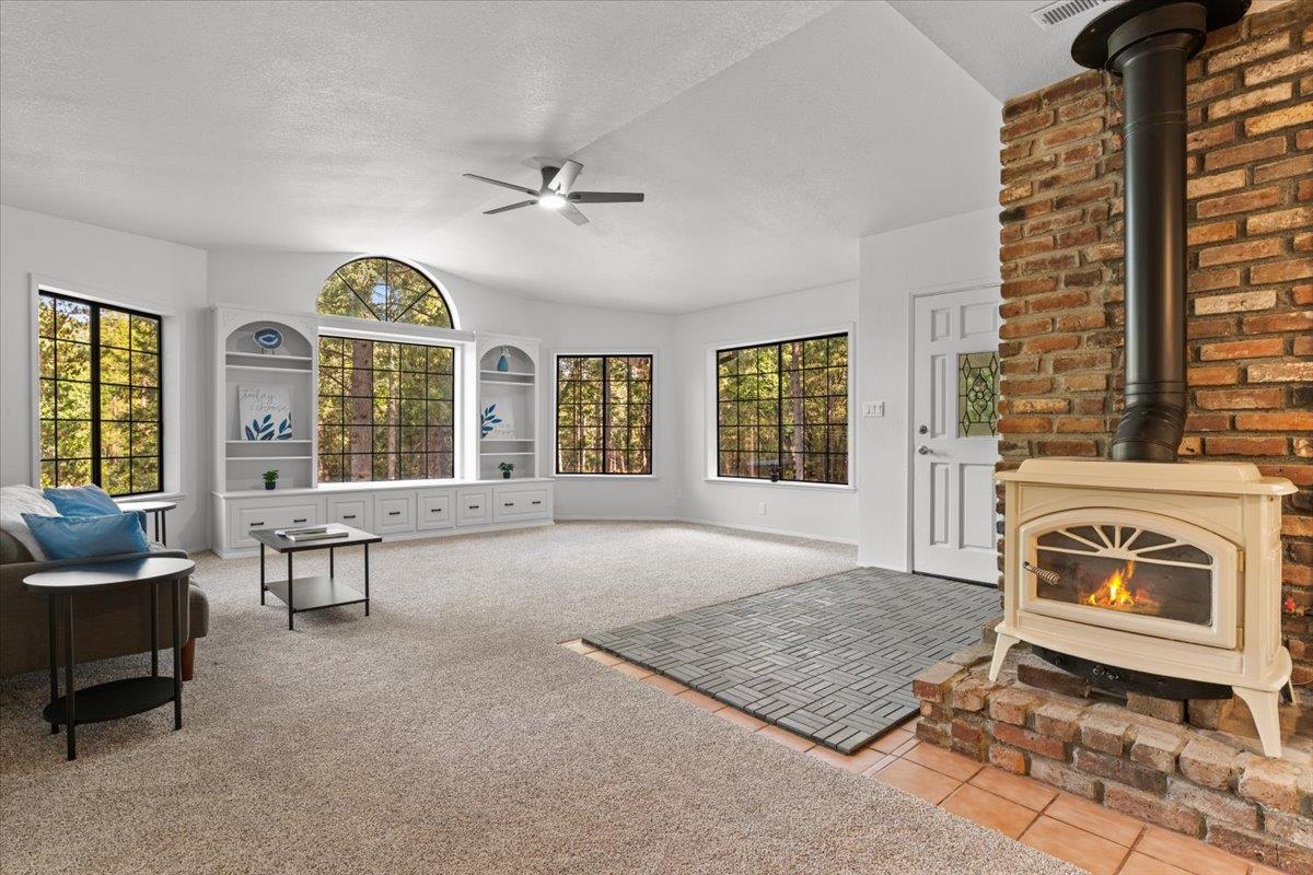 Grass Valley, California 95945, United States, 4 Bedrooms Bedrooms, ,3 BathroomsBathrooms,Residential,Active,196658