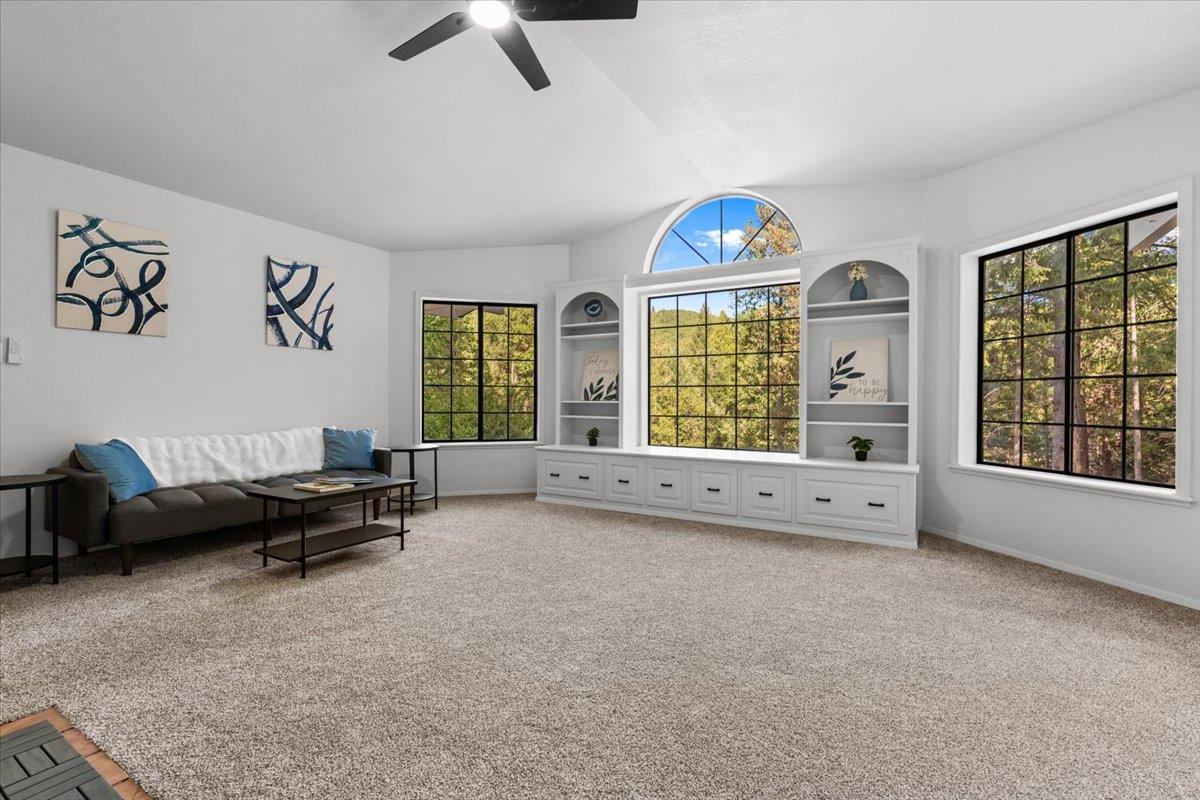 Grass Valley, California 95945, United States, 4 Bedrooms Bedrooms, ,3 BathroomsBathrooms,Residential,Active,196658