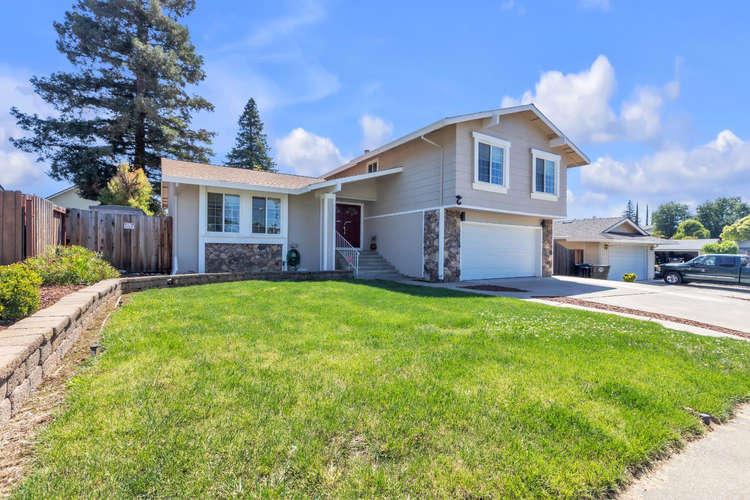 8232 Scarlet Oak Circle