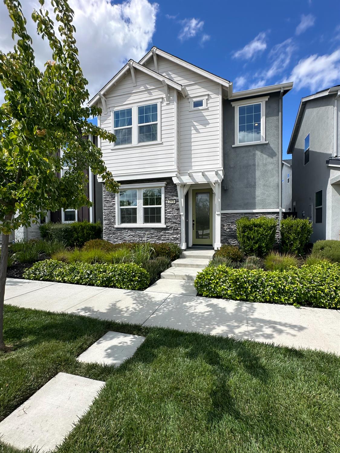 2975 Grassy Bank Avenue