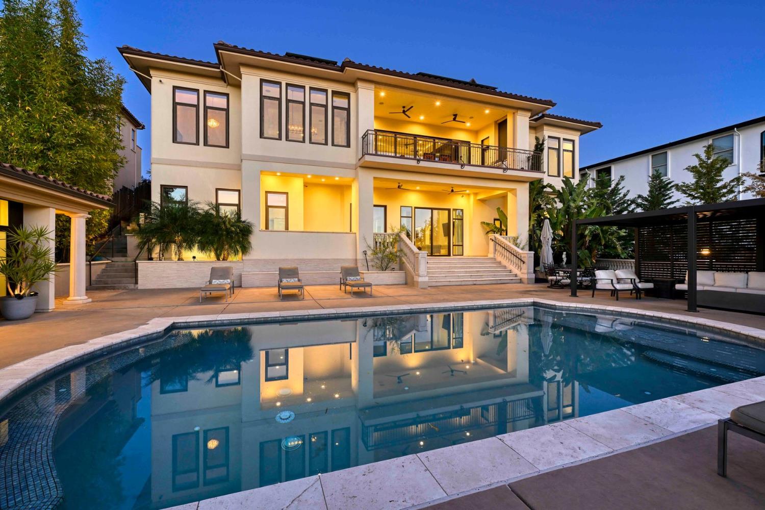 535 Serpa Way