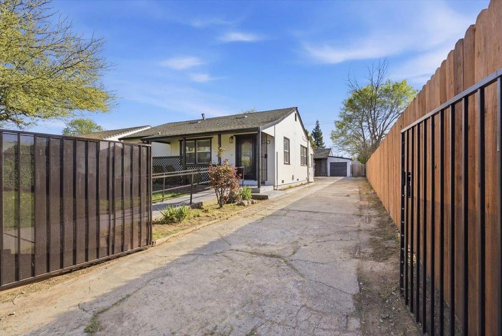 Photo of 2170 20th Avenue, Sacramento, CA 95822 (MLS # 226030774)