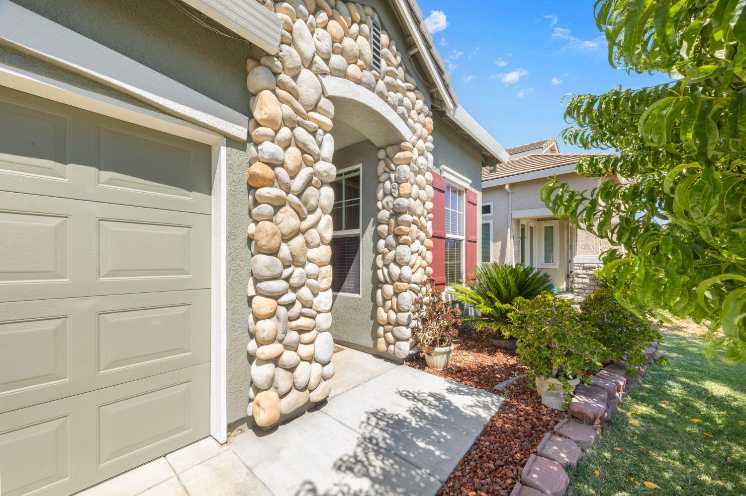 3097 Tintorera Way